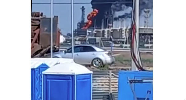 Пожар на нефтезаводе в Новошахтинске. Кадр видео 
Блокнот Rostov https://www.youtube.com/watch?v=btPHGX9T3t4