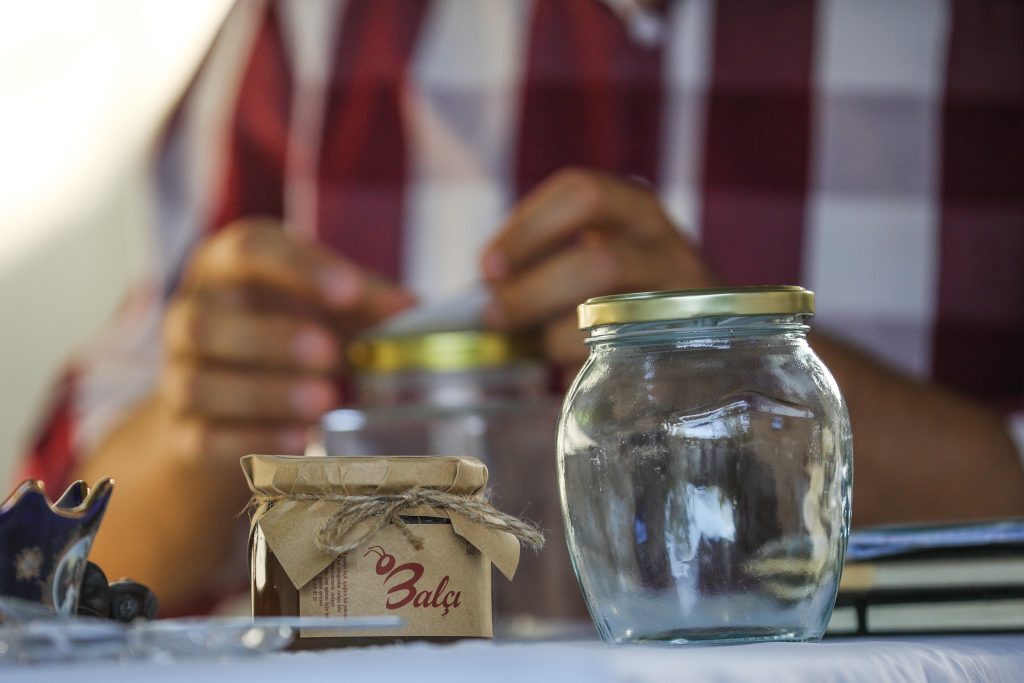 Эльвин Байрамлы сам занимается дизайном продукции “Балчы”. Фото: Али Казымов Эльвин Байрамлы сам занимается дизайном продукции “Балчы”. Фото: Али Казымов