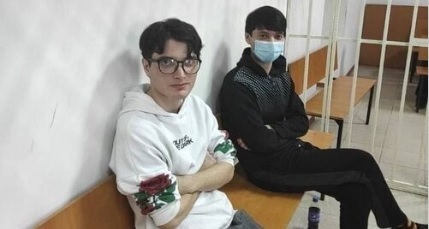 Салех Магамадов с братом в суде 22 февраля 2022 года. Скриншот сообщения https://t.me/novaya_pishet/35907
