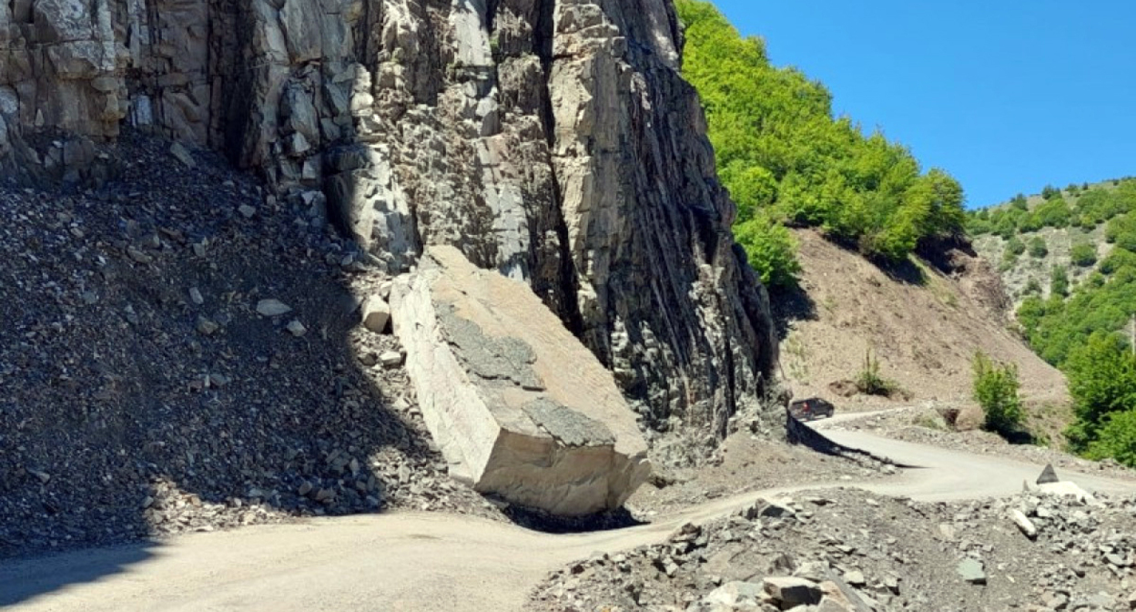 В Дашкесанском районе произошел горный обвал. Фото https://apa.az/ru/proisshestvie/v-daskesanskom-raione-proizosel-gornyi-obval-vedushhaya-v-3-sela-doroga-perekryta-492302

