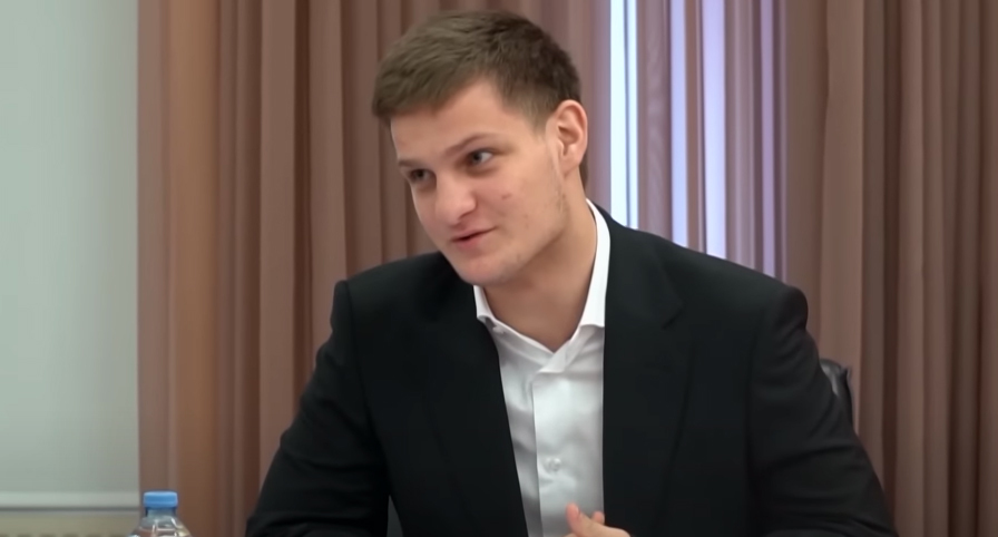  Ахмат Кадыров. Кадр видео ЧГТРК "Грозный"
 https://www.youtube.com/watch?v=9_cYehHZ6Cs