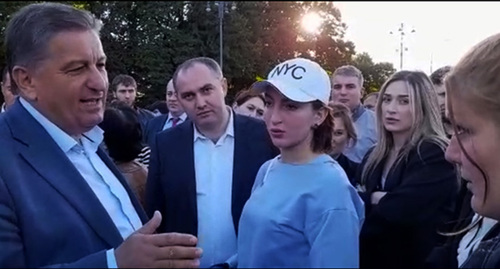 Чиновники вышли к участникам акции протеста против мобилизации в Нальчике. 26 сентября 2022 г. Фото Людмила Маратова для "Кавказского узла" Чиновники вышли к участникам акции протеста против мобилизации в Нальчике. 26 сентября 2022 г. Фото Людмила Маратова для "Кавказского узла"