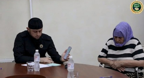 Кока Азиева, которая призывала женщин выйти на митинг в Грозном и министр печати Чечни Ахмед Дудаев. Фото https://chechnyatoday.com/news/358852 Кока Азиева, которая призывала женщин выйти на митинг в Грозном и министр печати Чечни Ахмед Дудаев. Фото https://chechnyatoday.com/news/358852