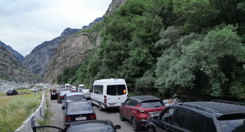 Пробка на границе с Грузией. Кадр видео Йа НеОн https://www.youtube.com/watch?v=rv8cT9j206A


