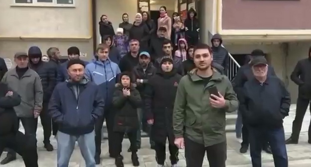 Владельцы квартир просят о помощи мэра Махачкалы и главу Дагестана. Кадр видеообращения https://vk.com/golos_dagestan?w=wall-74219800_1655405 Владельцы квартир просят о помощи мэра Махачкалы и главу Дагестана. Кадр видеообращения https://vk.com/golos_dagestan?w=wall-74219800_1655405