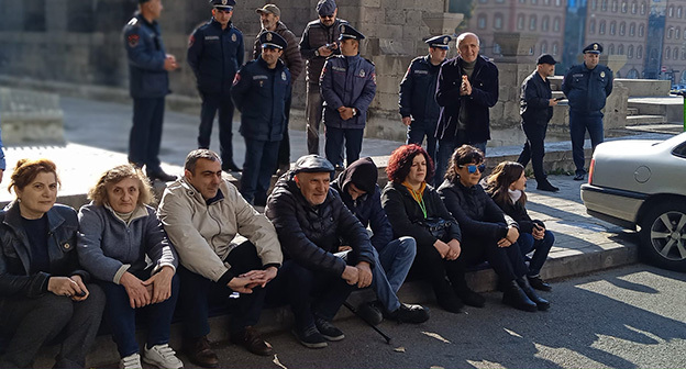 Акция в поддержку Аветисяна у здания Минюста Армении. Фото https://www.facebook.com/photo/?fbid=503499065143059&set=pcb.503499255143040 Акция в поддержку Аветисяна у здания Минюста Армении. Фото https://www.facebook.com/photo/?fbid=503499065143059&set=pcb.503499255143040