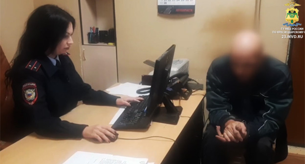 Житель Новороссийска задержан за порчу машин со знаком Z. Cкриншот видео ttps://23.мвд.рф/news/item/34001992 Житель Новороссийска задержан за порчу машин со знаком Z. Cкриншот видео ttps://23.мвд.рф/news/item/34001992