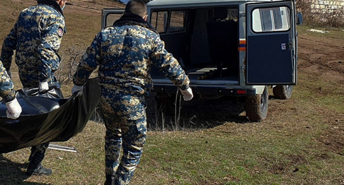 Погрузка тела погибшего. Фото https://report.az/ Погрузка тела погибшего. Фото https://report.az/