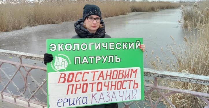 Татьяна Тимакова проводит одиночный пикет с требованием очистить ерик Казачий. Астрахань, 10 декабря 2022 года. Фото Вячеслава Ященко для "Кавказского узла". Татьяна Тимакова проводит одиночный пикет с требованием очистить ерик Казачий. Астрахань, 10 декабря 2022 года. Фото Вячеслава Ященко для "Кавказского узла".