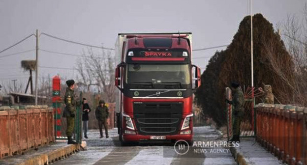 Армянские фуры с гуманитарным грузом пересекают границу с Турцией на мосту Маргара.
Фото: armenpress.am https://eadaily.com/ru/news/2023/02/13/hochesh-mira-umey-pomogat-armeniya-obyasnila-gumanitarnyy-zhest-v-storonu-turcii