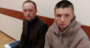 Дмитрий Денисов (справа) и его адвокат Вадим Гончаров. Фото Вячеслава Ященко для 