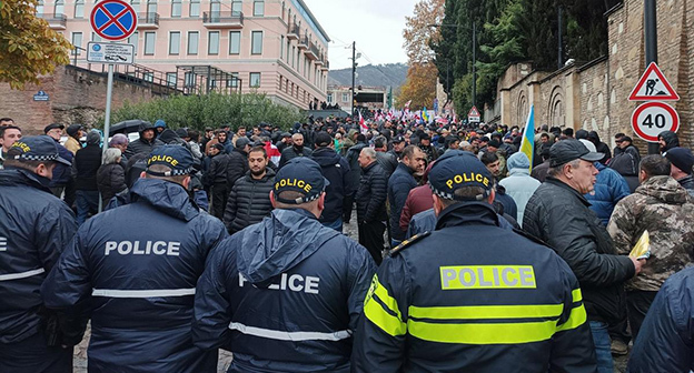 Сотрудники полиции возле участников акции. Фото: https://www.dw.com/ru/v-tbilisi-proizosli-stycki-izza-zakonoproektov-ob-inoagentah/a-64870127 Сотрудники полиции возле участников акции. Фото: https://www.dw.com/ru/v-tbilisi-proizosli-stycki-izza-zakonoproektov-ob-inoagentah/a-64870127
