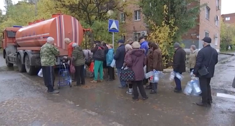 Очередь за водой в Каменске-Шахтинском. Стоп-кадр из видео https://tvzvezda.ru/news/202210272155-dcjaR.html