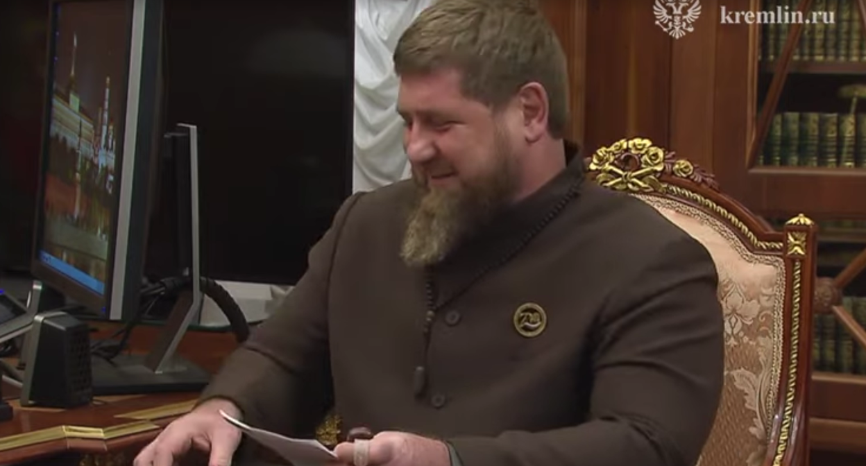 Кадыров на встрече с президентом России 13.03.23. Стоп-кадр видео YouTube-канала AKIpress news, https://www.youtube.com/watch?v=crvY6fuG92U