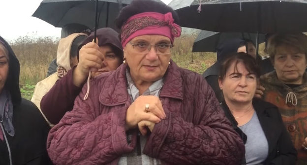 Светлана Алиева (в очках), стоп-кадр видео https://www.youtube.com/watch?v=xAddatsOVVg Светлана Алиева (в очках), стоп-кадр видео https://www.youtube.com/watch?v=xAddatsOVVg