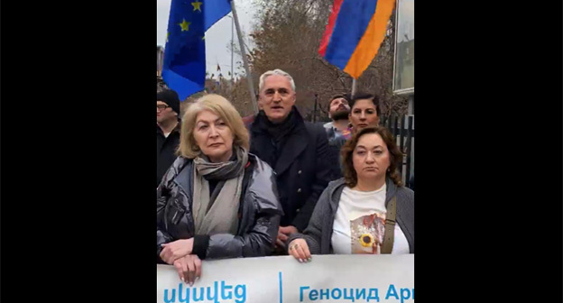 Сторонники Европейской партии Армении провели акцию у посольства России. Ереван, 16 марта 2023 г. Скриншот видео https://www.facebook.com/tigrankhzmalyan/videos/906806290628823 Сторонники Европейской партии Армении провели акцию у посольства России. Ереван, 16 марта 2023 г. Скриншот видео https://www.facebook.com/tigrankhzmalyan/videos/906806290628823