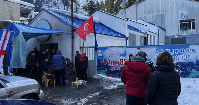 Участники забастовки на "Саирме". Фото: https://netgazeti.ge/news/656971/ Участники забастовки на "Саирме". Фото: https://netgazeti.ge/news/656971/