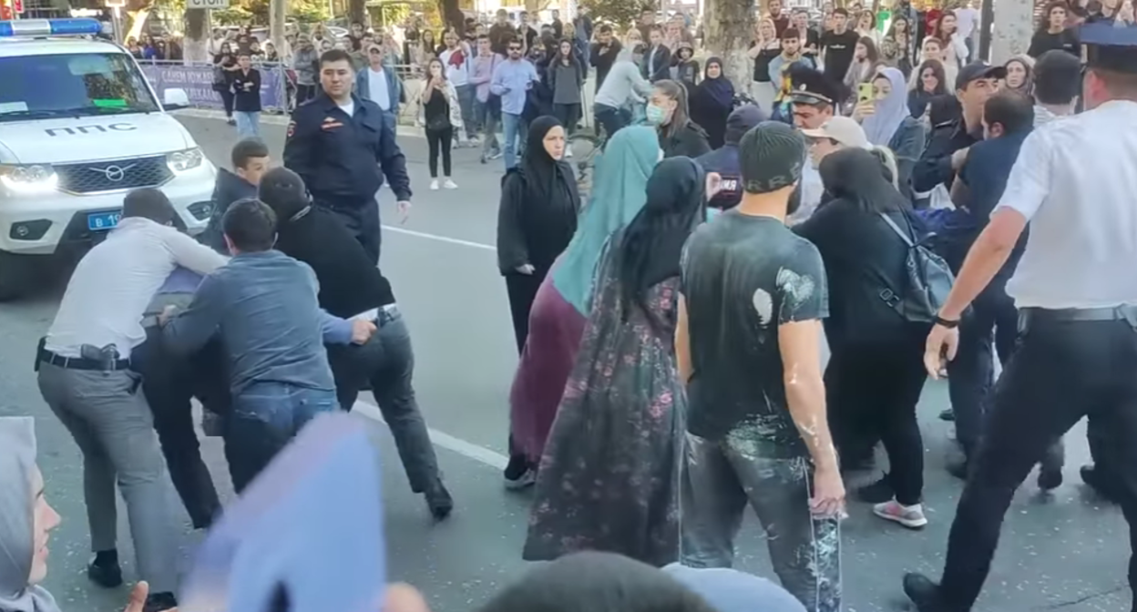 Разгон протестов против мобилизации в Махачкале. Стоп-кадр видео "Кавказского узла", https://www.youtube.com/watch?v=bCBMViHbxGI&t=7s
