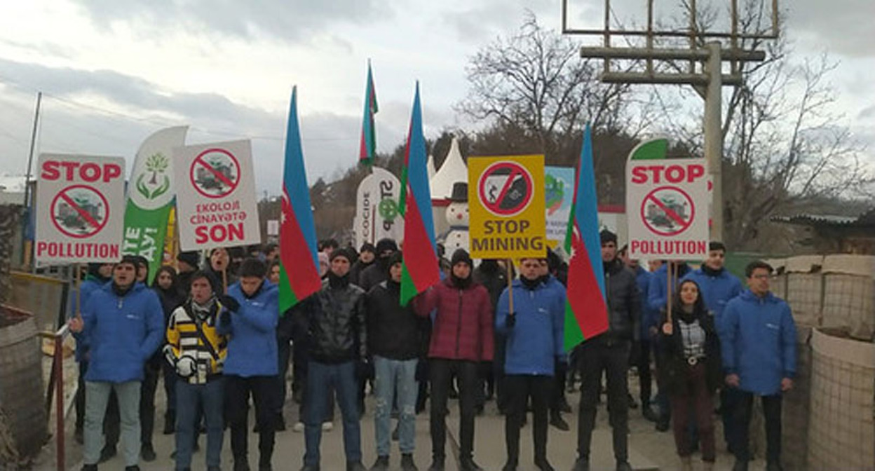 Участники блокировки Лачинского коридора. Стоп-кадр видео https://apa.az/ru/sotsium/akciya-na-doroge-lacin-xankendi-prodolzaetsya-uze-56-i-den-foto-video-509619
