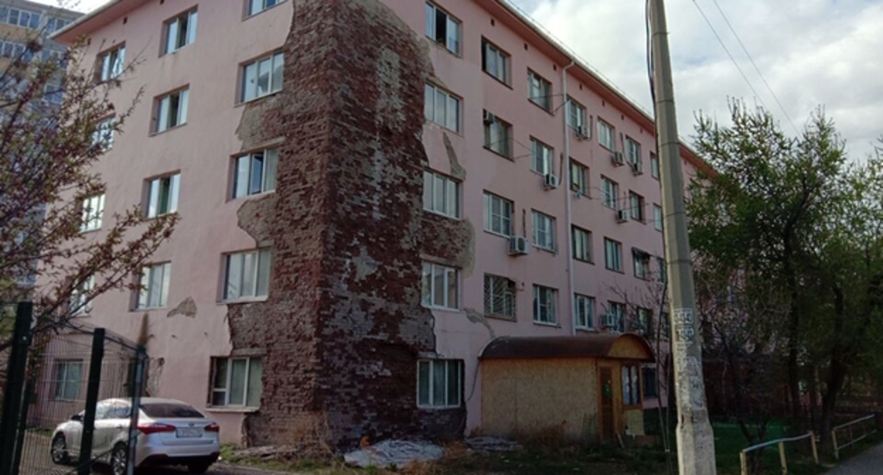 Аварийный дом в Астрахани, фото: В. Ященко для "Кавказского узла"