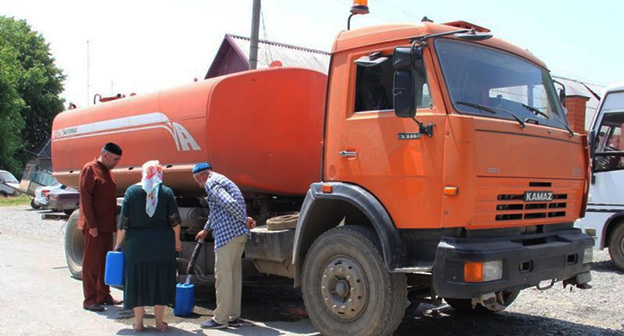 Жители Ингушетии набирают воду из водовоза. Фото: https://gazetaingush.ru/municipalitet/vlasti-karabulaka-starayutsya-minimizirovat-posledstviya-ot-pereboev-s-vodosnabzheniem Жители Ингушетии набирают воду из водовоза. Фото: https://gazetaingush.ru/municipalitet/vlasti-karabulaka-starayutsya-minimizirovat-posledstviya-ot-pereboev-s-vodosnabzheniem