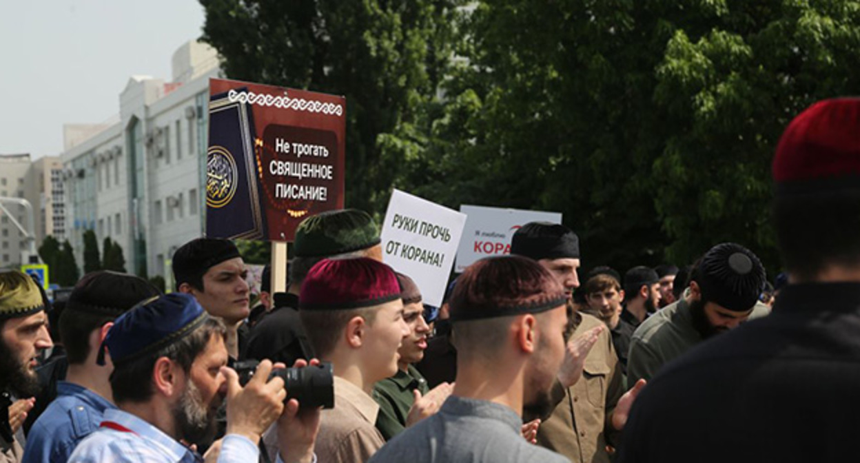 Участники митинга против сожжения Корана. Фото: chechnyatoday.com
