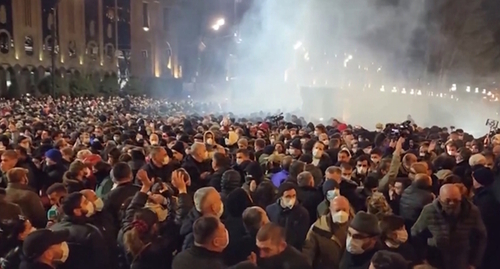 Участники акции протеста в Тбилиси против закона об иноагентах. Апрель 2023 года. Кадр видео https://vk.com/video-212783184_456239456 Участники акции протеста в Тбилиси против закона об иноагентах. Апрель 2023 года. Кадр видео https://vk.com/video-212783184_456239456