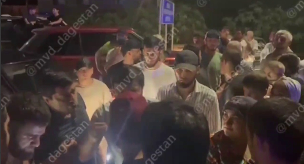 Участники акции в Карамане, стоп-кадр видео https://t.me/mvd_dagestan/172 Участники акции в Карамане, стоп-кадр видео https://t.me/mvd_dagestan/172