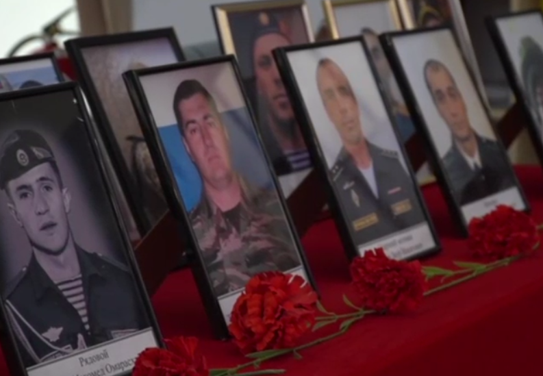 Портреты погибших на Украине в администрации Каспийска. Стоп-кадр видео из Telegram-канала администрации города от 17.08.23, https://t.me/admkasp/10150
