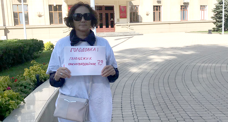 Людмила Гуслякова проводит голодовку в Краснодаре около здания администрации Краснодарского края. Фото: Евгении Стрижковой Людмила Гуслякова проводит голодовку в Краснодаре около здания администрации Краснодарского края. Фото: Евгении Стрижковой