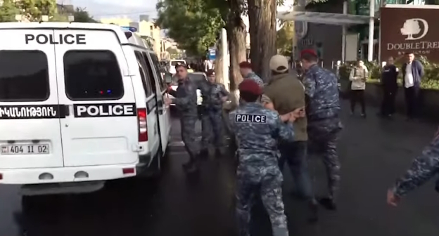 Задержание в Ереване, стоп-кадр видео канала  NEWS AM
https://www.youtube.com/watch?v=iGYfqLmCqDw&t=2s
