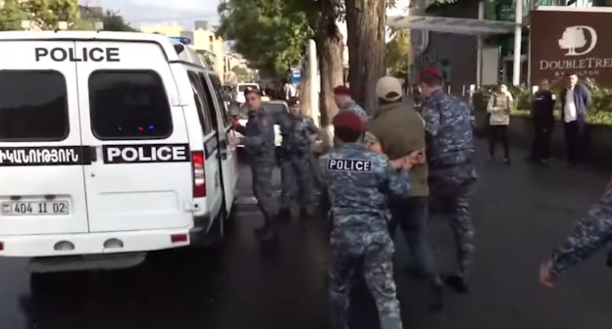 Задержание в Ереване, стоп-кадр видео канала  NEWS AM
https://www.youtube.com/watch?v=iGYfqLmCqDw&t=2s