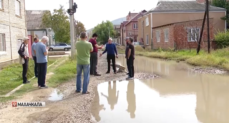 Жильцы улицы Барият Мурадовой в Махачкале. Стопкадр из видео https://www.youtube.com/watch?v=EZp-9NjRuLE Жильцы улицы Барият Мурадовой в Махачкале. Стопкадр из видео https://www.youtube.com/watch?v=EZp-9NjRuLE