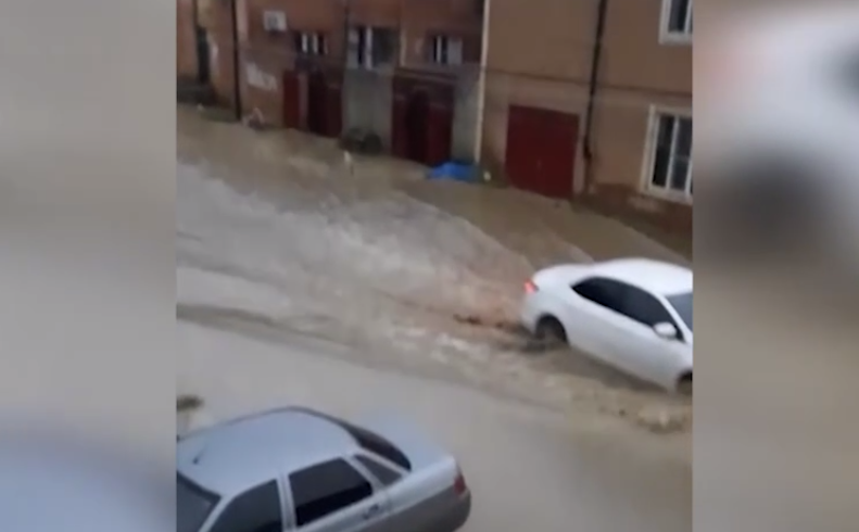 Подтопления на улице Барият Мурадовой. Стоп-кадр видео РГВК "Дагестан", https://t.me/RGVKDAGESTAN/24914. Подтопления на улице Барият Мурадовой. Стоп-кадр видео РГВК "Дагестан", https://t.me/RGVKDAGESTAN/24914.