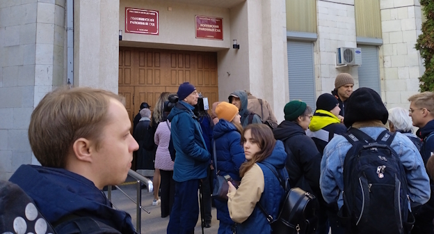 Сторонники Орлова перед зданием суда в Москве, фото корреспондента "Кавказского узла" Сторонники Орлова перед зданием суда в Москве, фото корреспондента "Кавказского узла"