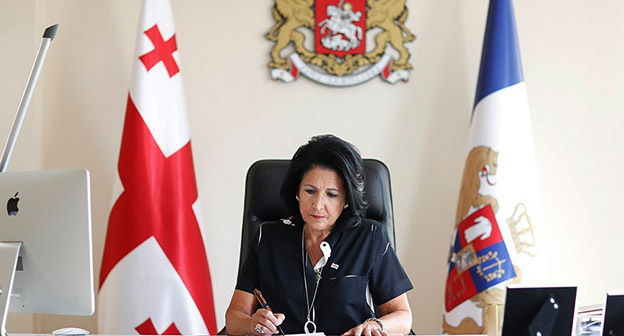 Саломе Зурабишвили. Фото: https://sova.news/2019/09/17/novyj-skandal-s-pomilovaniem-zurabishvili-pod-ognem-kritiki/ Саломе Зурабишвили. Фото: https://sova.news/2019/09/17/novyj-skandal-s-pomilovaniem-zurabishvili-pod-ognem-kritiki/