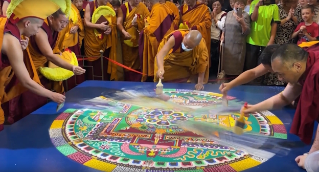 Церемония разрушения мандалы, стоп-кадр видео https://vk.com/video-57920652_456239923 Церемония разрушения мандалы, стоп-кадр видео https://vk.com/video-57920652_456239923