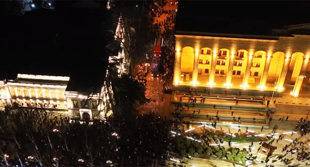 Акция протеста в Тбилиси. 7 марта 2023 г. Скриншот видео https://www.newsgeorgia.ge/mvd-gruzii-poshlo-na-razgon-akcii-protesta-protiv-zakona-ob-inoagentah-v-tbilisi/ Акция протеста в Тбилиси. 7 марта 2023 г. Скриншот видео https://www.newsgeorgia.ge/mvd-gruzii-poshlo-na-razgon-akcii-protesta-protiv-zakona-ob-inoagentah-v-tbilisi/