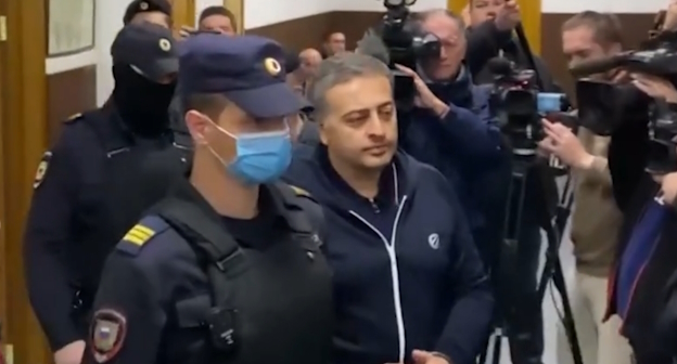 Руфат Исмаилов в суде в Москве, стоп-кадр видео https://piter.tv/event/Zamglavi_MVD_Dagestana_arestovali_za_vzyatki_i_previshenie_polnomochij/ Руфат Исмаилов в суде в Москве, стоп-кадр видео https://piter.tv/event/Zamglavi_MVD_Dagestana_arestovali_za_vzyatki_i_previshenie_polnomochij/