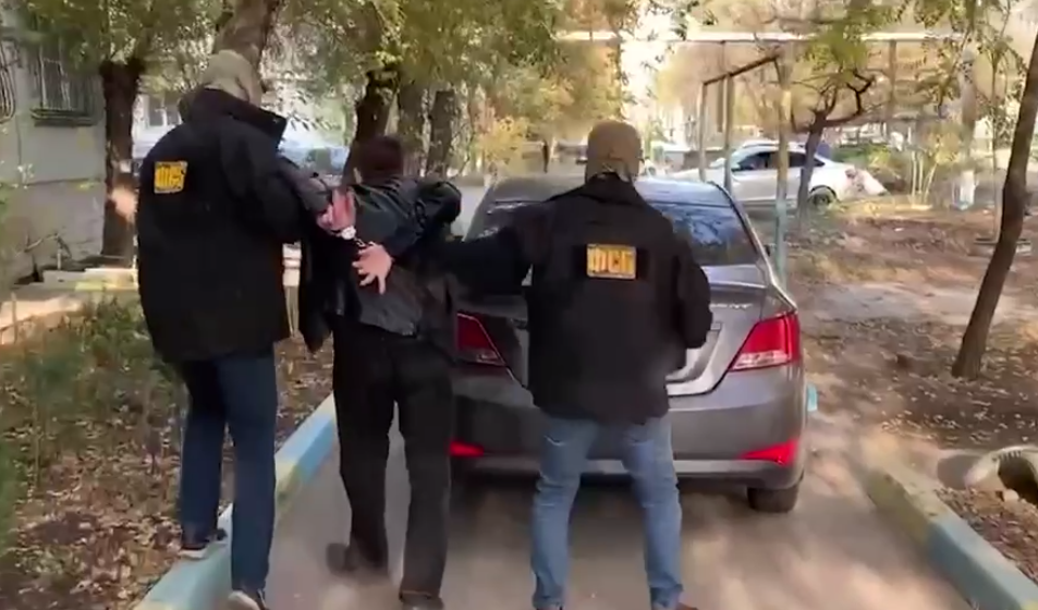 Задержание подозреваемого в реабилитации нацизма. Стоп-кадр видео из Telegram-канала управления СКР по Астраханской области от 09.11.23, https://t.me/astr_sledcom30/1702
Задержание подозреваемого в реабилитации нацизма. Стоп-кадр видео из Telegram-канала управления СКР по Астраханской области от 09.11.23, https://t.me/astr_sledcom30/1702