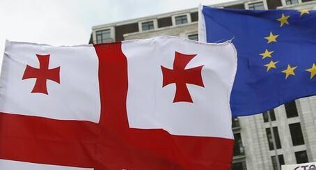 Флаги Грузии и Евросоюза. Фото REUTERS Давид Мдзинаришвили Флаги Грузии и Евросоюза. Фото REUTERS Давид Мдзинаришвили
