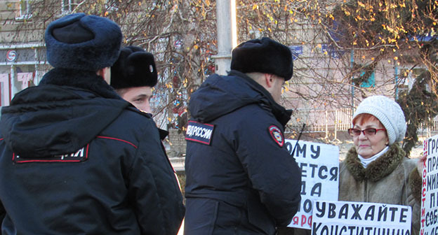 Галина Тихенко общается с сотрудниками полиции. Фото Вячеслава Ященко для "Кавказского узла" Галина Тихенко общается с сотрудниками полиции. Фото Вячеслава Ященко для "Кавказского узла"