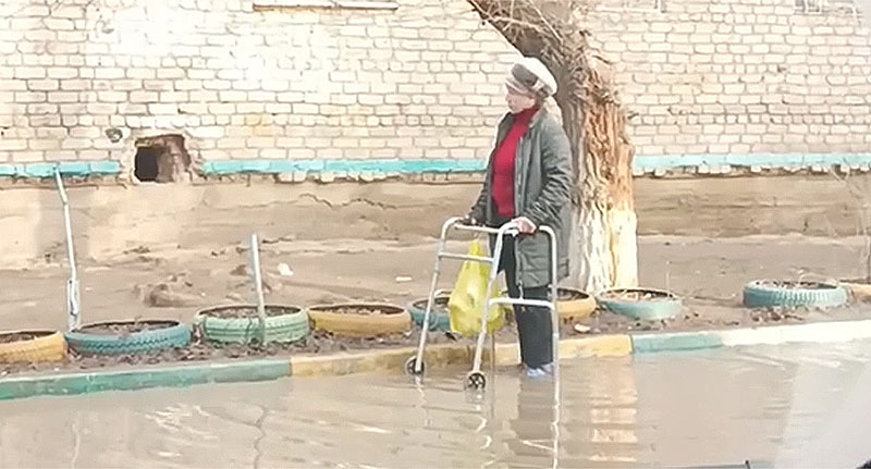 Женщина-инвалид идет по подтопленной улице в Астрахани. Кадр из видео https://vk.com/wall-37473293_1854713 Женщина-инвалид идет по подтопленной улице в Астрахани. Кадр из видео https://vk.com/wall-37473293_1854713