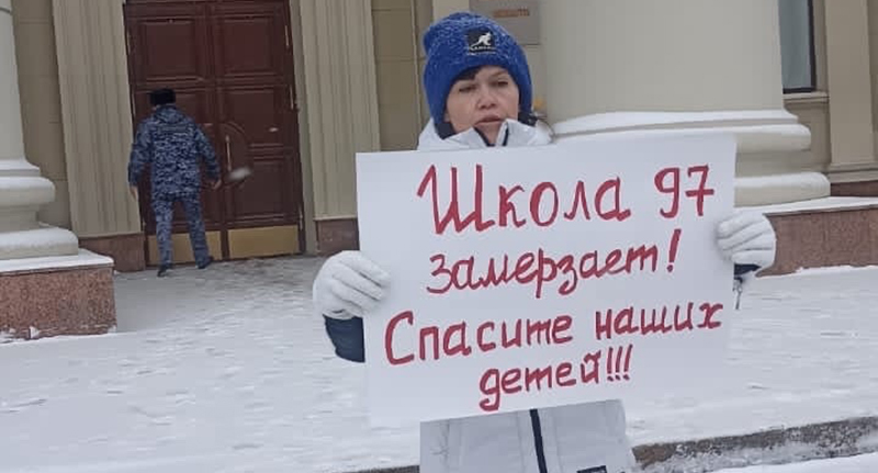 Екатерина Федянина проводит пикет около здания администрации Волгоградской области. Фото с личной страницы в соцсети "ВКонтакте" https://vk.com/wall607579820_36 Екатерина Федянина проводит пикет около здания администрации Волгоградской области. Фото с личной страницы в соцсети "ВКонтакте" https://vk.com/wall607579820_36