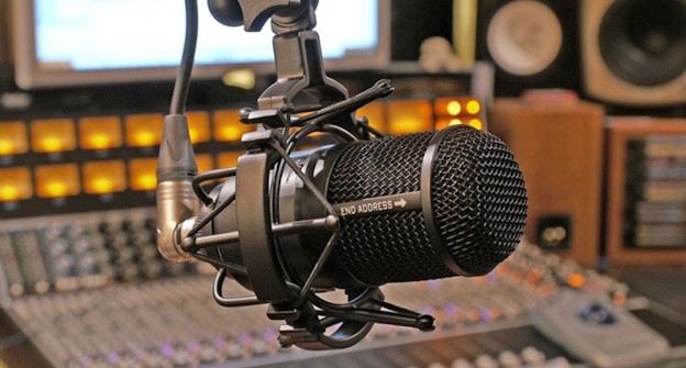 Микрофон в радиостудии, фото: https://www.shutterstock.com/ru/search/radio-microphone Микрофон в радиостудии, фото: https://www.shutterstock.com/ru/search/radio-microphone