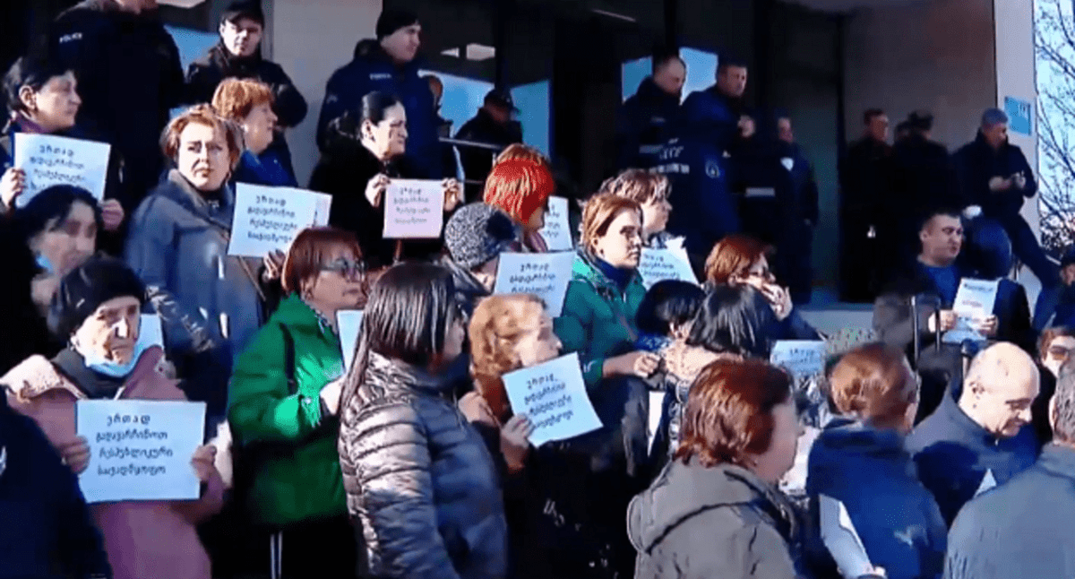 Сотрудники Республиканской больницы в Тбилиси на акции протеста против сноса здания клиники. 26 января 2024 года. Кадр видео Georgian Public Broadcaster www.youtube.com/watch?v=phet3qJj8RY Сотрудники Республиканской больницы в Тбилиси на акции протеста против сноса здания клиники. 26 января 2024 года. Кадр видео Georgian Public Broadcaster www.youtube.com/watch?v=phet3qJj8RY