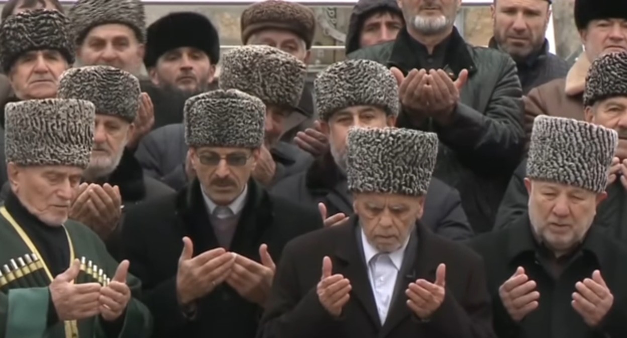 Ингушские старейшины записывают видеообращение к балкарскому народу по случаю 80-й годовщины его выселения в Среднюю Азию. Кадр из видео канала 
Magas Times https://www.youtube.com/watch?v=72AsFIXQCE4 (деятельность компании Meta (владеет Facebook, Instagram и WhatsApp) запрещена в России)