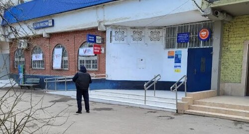 Около участка для голосования № 1135 в Махачкале. 17 марта 2024 года. Фото Олега Ионова для "Кавказского узла".