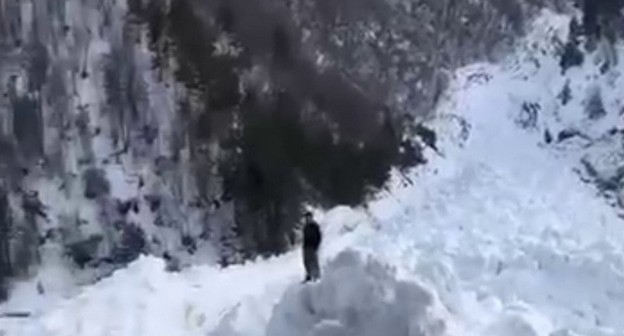 Дорога на Эльбок, стоп-кадр видео телеграм-канала издания "Черновик" https://t.me/chernovik/69646 Дорога на Эльбок, стоп-кадр видео телеграм-канала издания "Черновик" https://t.me/chernovik/69646