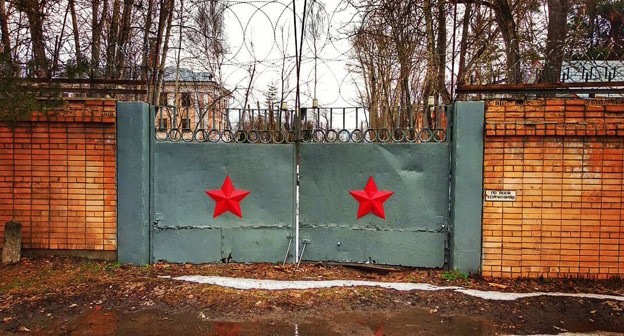 Ворота воинской части, фото: Елена Синеок, "Юга.ру" Ворота воинской части, фото: Елена Синеок, "Юга.ру"